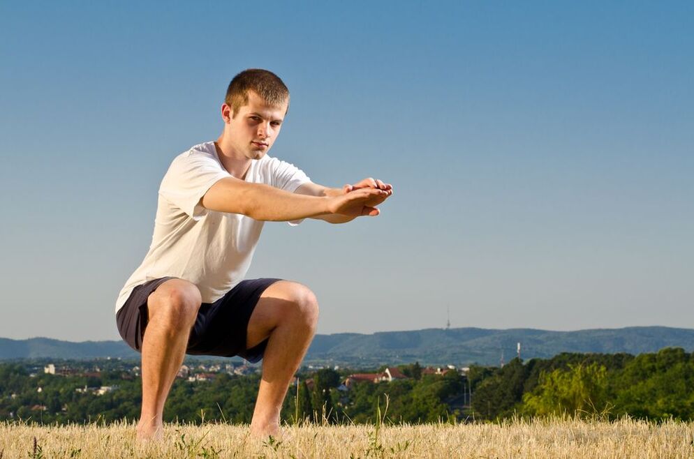 Η ενίσχυση της ανδρικής δύναμης διευκολύνεται από ειδικές σωματικές ασκήσεις όπως τα squats. 